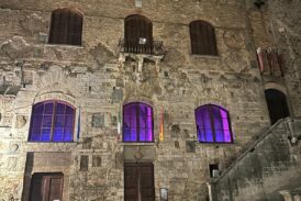 Ottobre Rosa: San Gimignano colora di rosa il Palazzo comunale
