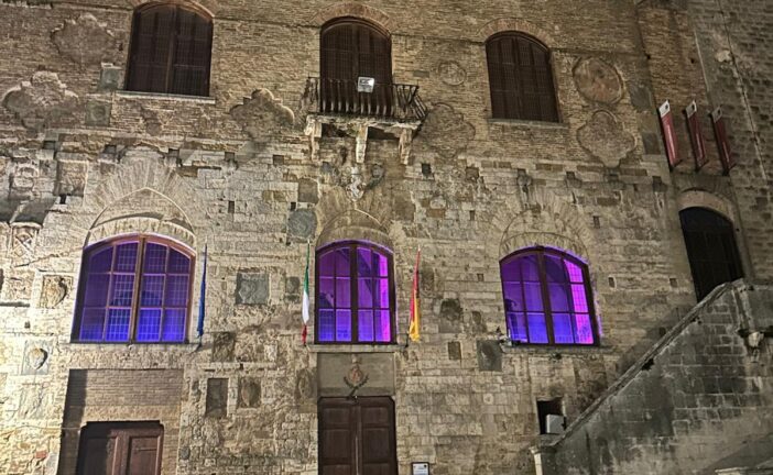 Ottobre Rosa: San Gimignano colora di rosa il Palazzo comunale
