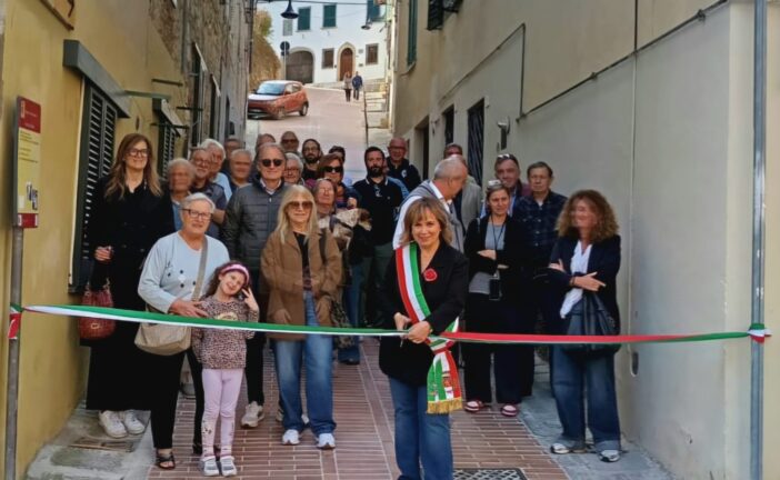 Una strada più bella, sicura e funzionale: taglio del nastro per la salita a mattoni