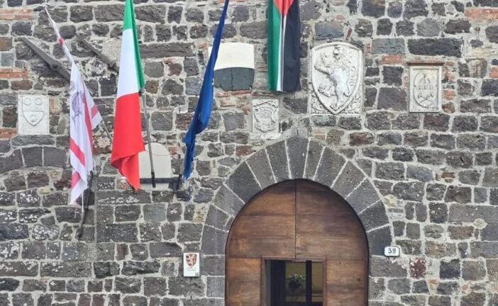 Lega Sezione Amiata-Val d’Orcia: “Radicofani: esposta fuori dal Comune la bandiera della Palestina il 7 ottobre”