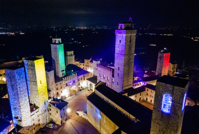 Natale tra le torri 2026: ultimi giorni per contribuire alle luminarie di San Gimignano