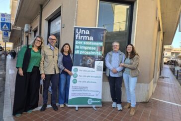 Sostegno al commercio di vicinato: 100 firme al mercato di Chiusi