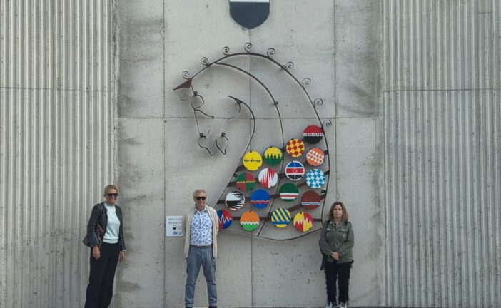 “Siena ti accoglie”: inaugurata l’opera  alla rotatoria in zona Due Ponti