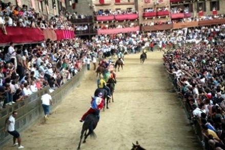 I contradaioli non sono stufi del Palio, ma del "contorno"