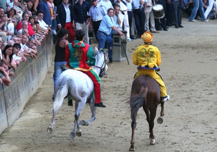 Il Palio in poltrona: Giove Pluvio lascia fare, ma poi…
