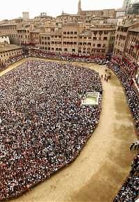 Palio di Provenzano: ospiti di riguardo dalle finestre dei palazzi