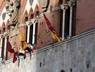 Palio: dalle trifore spuntano Montone, Bruco e Nicchio