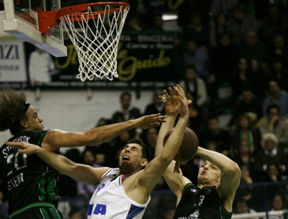 E la Mens Sana c’è. Battuto il Cibona, è nelle top 8