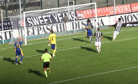 Una Robur caparbia batte il Modena 2-0