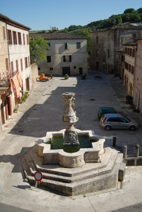 La Piazza più bella di Asciano e la zanzara delle Crete