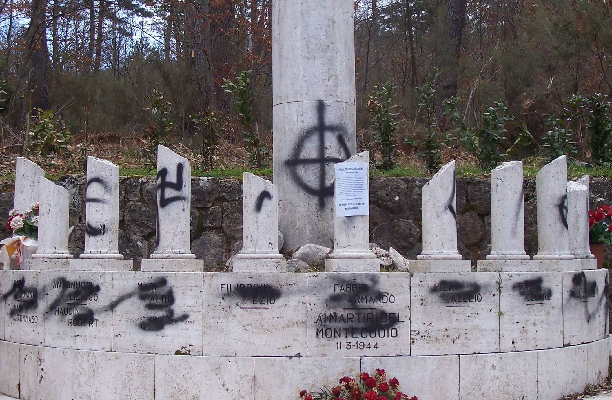 La Federazione di sinistra: "L’atto vandalico al monumento è estremamente preoccupante"