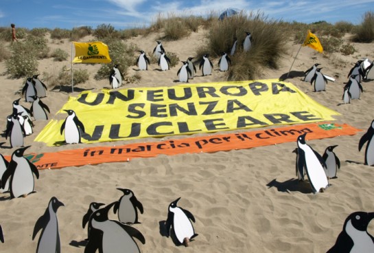 Contro il nucleare un esercito di pinguini in spiaggia