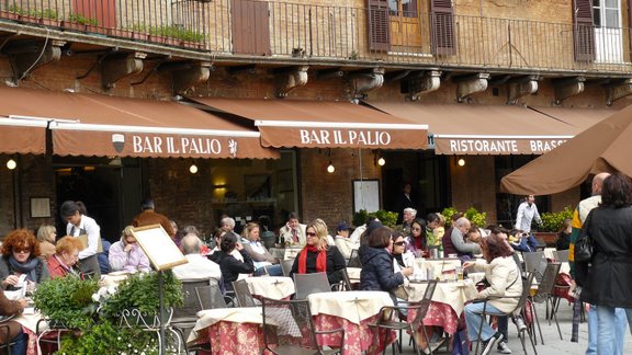 Sasson espone al bar Il Palio