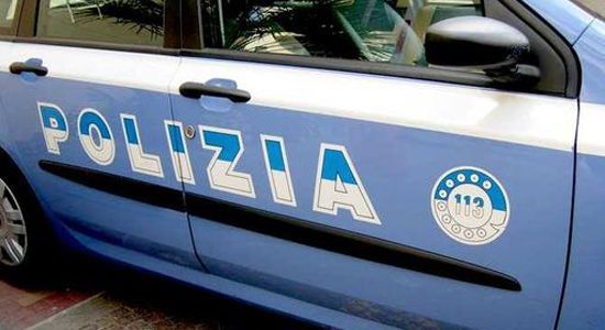 Lei non accetta il corteggiamento e lui le mostra i genitali