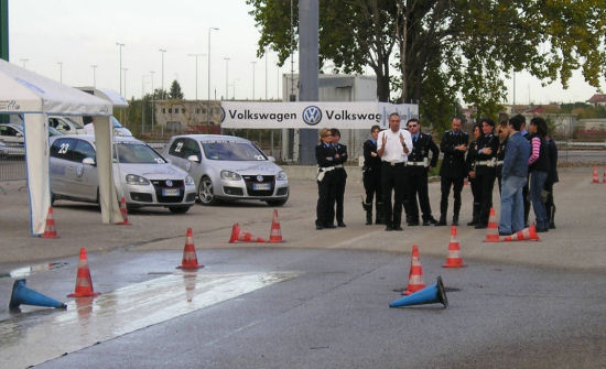 Mini corso di guida sicura nel parcheggio dei Celsi