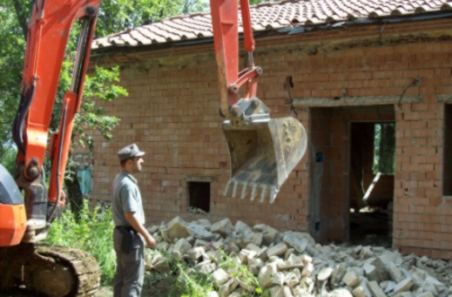 Demoliti gli abusi edilizi a Podere San Michele