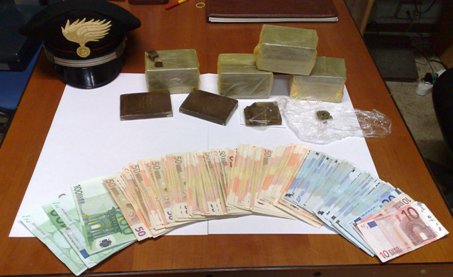 Bracciante agricolo valdelsano trovato con 2 chili e mezzo di hashish in casa