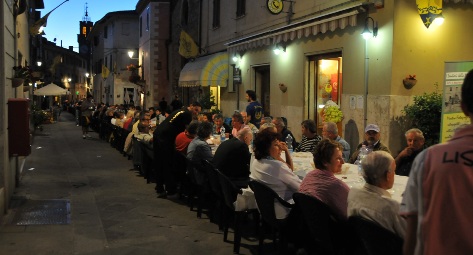 Oltre 250 coperti alla cena in strada di Asciano