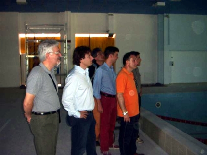 I consiglieri effettuano un sopralluogo alla piscina del Bernino