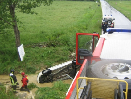 Finisce con l’auto nel torrente e si allontana per andarsi a cambiare
