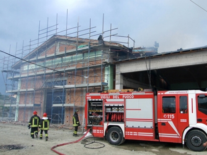 Incendio distrugge il tetto di un capannone a Chianciano