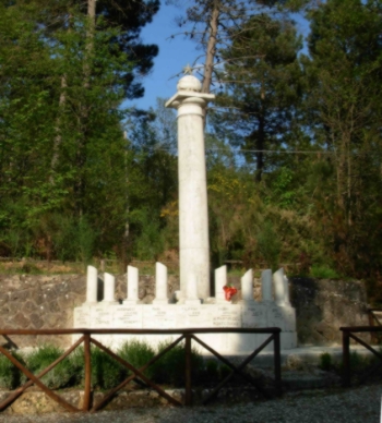 25 aprile a Sovicille. Delegazione al monumento di Scalvaia