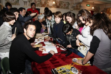 Larrondo coinvolge i ragazzi poliziani e li sostiene nella lotta al razzismo