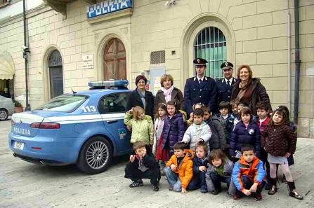 Bambini della materna in visita al commissariato di Poggibonsi