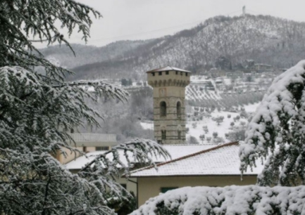 Sinalunga sotto la neve, scuole chiuse oggi e domani