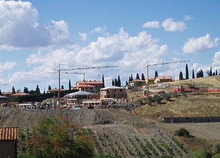 Monticchiello: possono ripartire i lavori del cosiddetto "ecomostro"