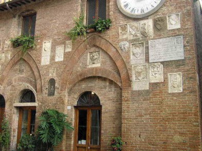Buonconvento mette a lucido gli stemmi e le lapidi del centro storico