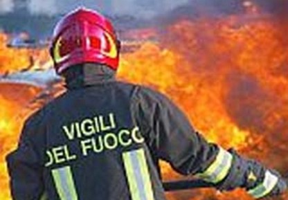 Anziana muore tra le fiamme da lei stessa appiccate alle sterpaglie