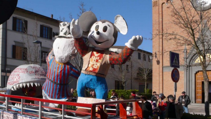 Carnevale a Chiusi: ultima uscita per maschere, carri e… Sbottegando