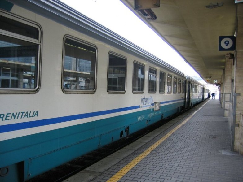 Camion chiuso tra le sbarre del passaggio a livello: treni fermi