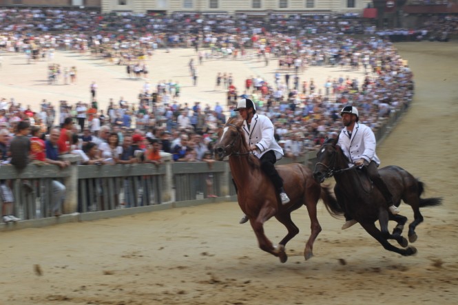 Palio: quattro batterie per 25 cavalli