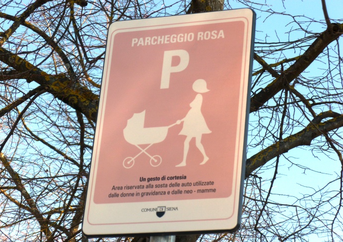 Il primo parcheggio rosa di Sinalunga