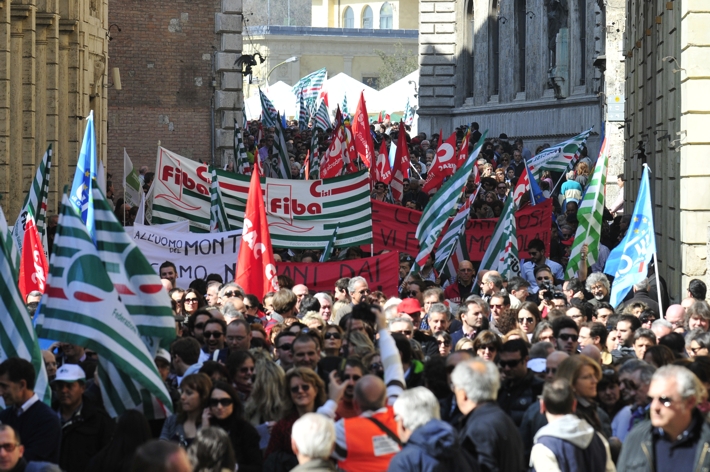 Un lungo corteo nel cuore della città