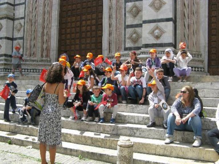 Guide turistiche a lezione di Palio