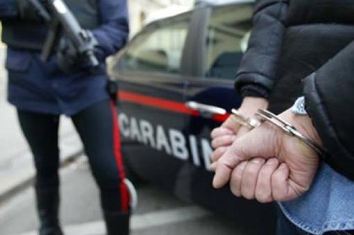 Picchia la moglie incinta di 8 mesi: i Carabinieri lo arrestano