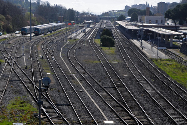 Rubano un telefonino e scappano sui binari: interrotta la Siena-Empoli