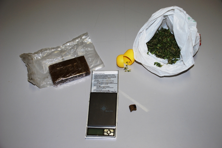 Spacciatore preso in casa con gli "ospiti"