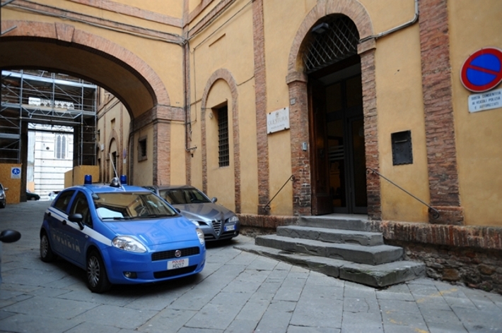 Anziana in difficoltà aiutata dalla Polizia