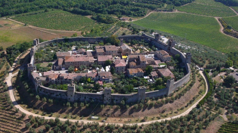 Un’area camper ai piedi del castello di Monteriggioni