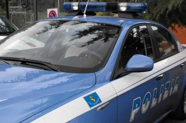 Ubriaco urta le auto parcheggiate e scappa. Denunciato