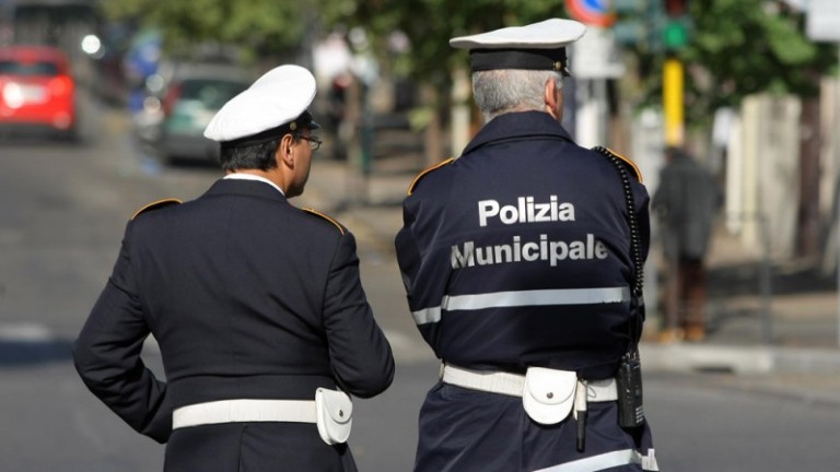 La Polizia municipale in azione contro l’accattonaggio al mercato