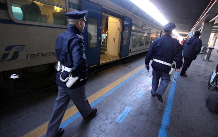 21enne denunciato dalla Polfer per violenza privata e atti osceni