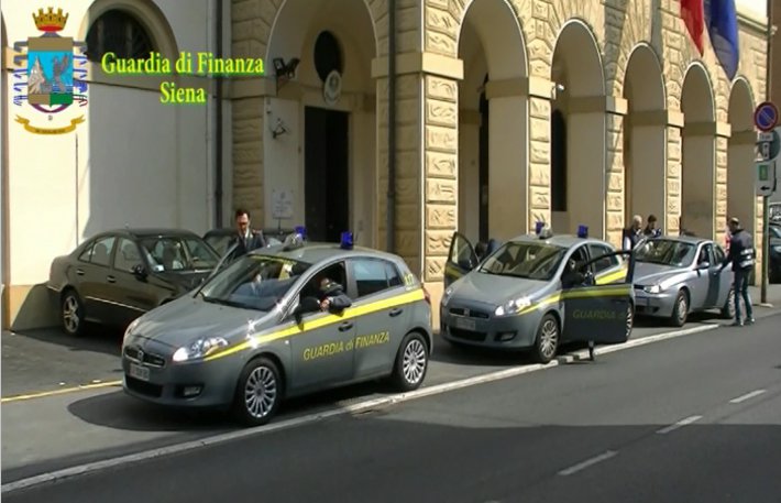 La GdF di Siena sequestra mascherine protettive in farmacia