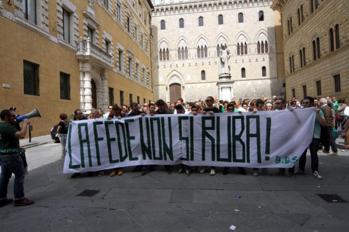 I tifosi della Mens Sana in corteo