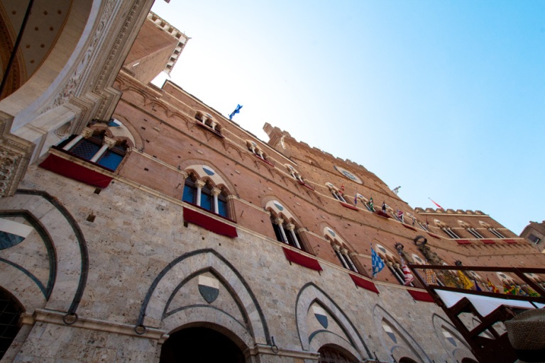 Palio: la sorte e bacia Lupa, Pantera e Onda