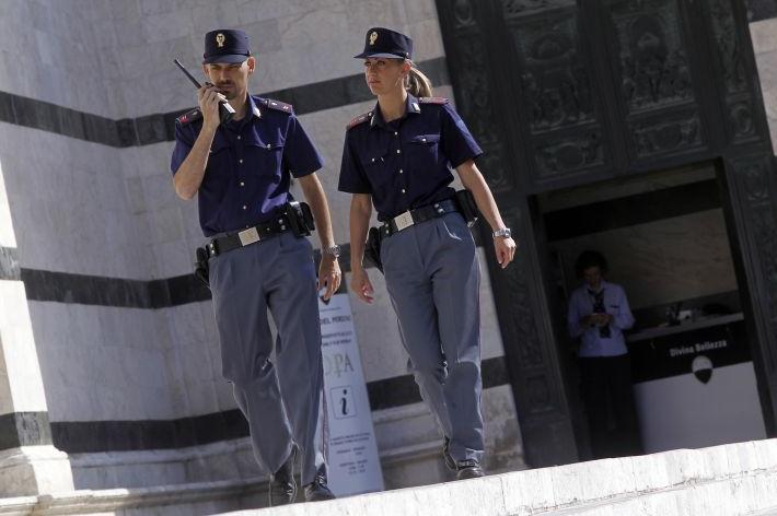 Tenta di estorcere denaro per restituire una borsa